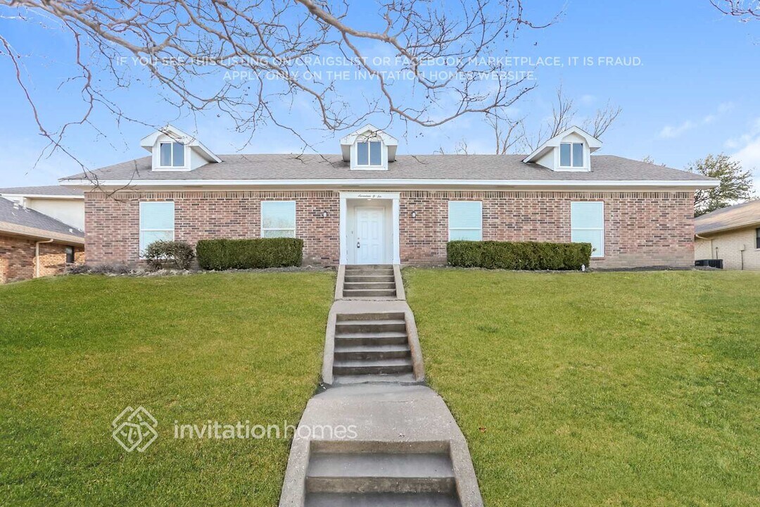 1706 Surrey Ct in Garland, TX - Foto de edificio