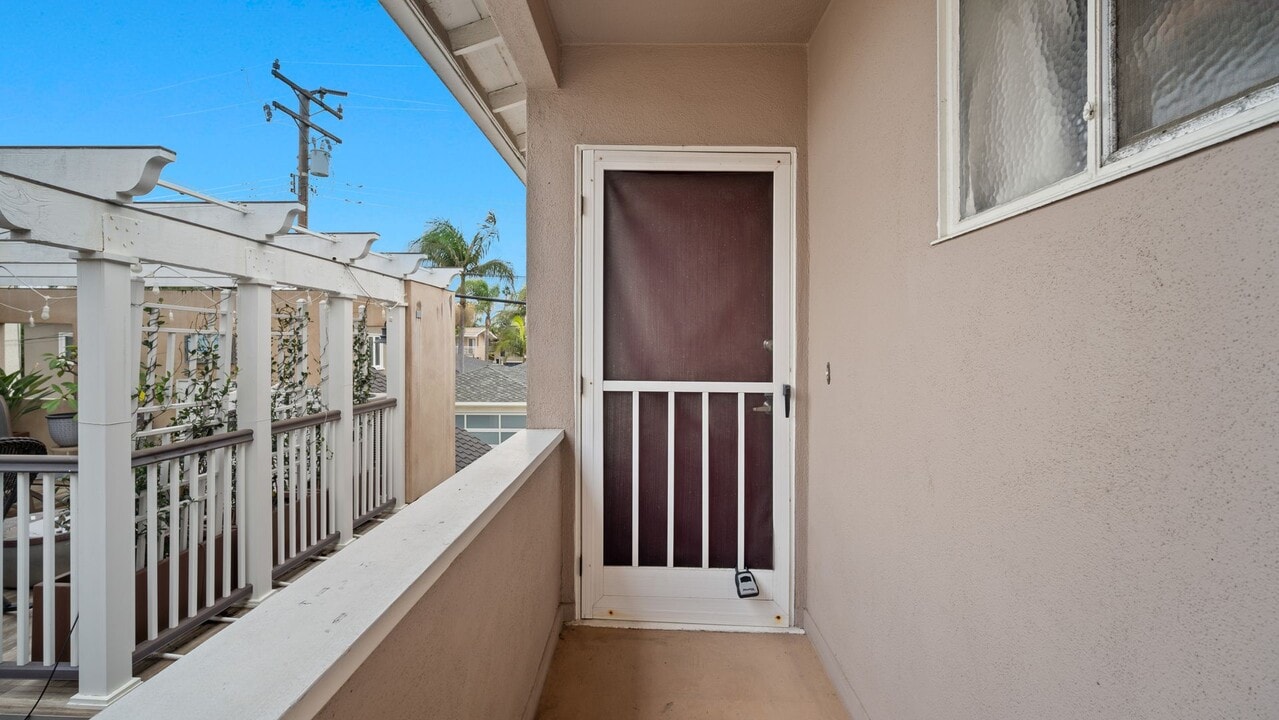 124-126 4th St in Seal Beach, CA - Building Photo