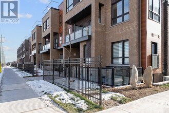 16 Lytham Grn Cir in Newmarket, ON - Building Photo - Building Photo