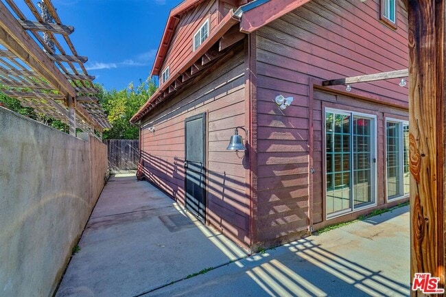 1609 E Hillcrest Dr in Thousand Oaks, CA - Building Photo - Building Photo