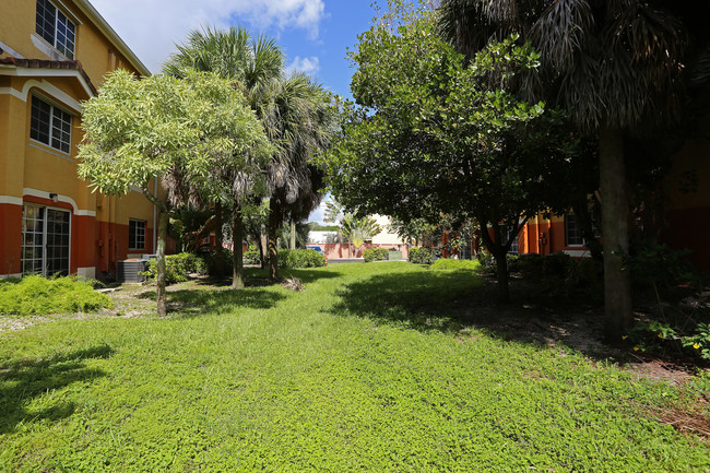 Venice Cove Apartments in Fort Lauderdale, FL - Building Photo - Building Photo