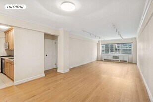 333 E 46th St in New York, NY - Building Photo