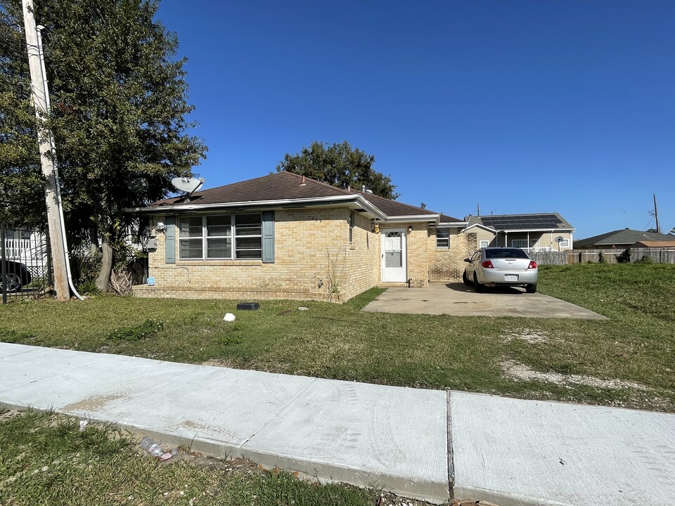 7925 Danube Rd in New Orleans, LA - Building Photo