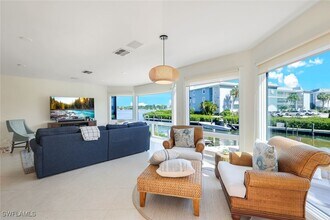 1309 Chesapeake Ave in Naples, FL - Foto de edificio - Building Photo