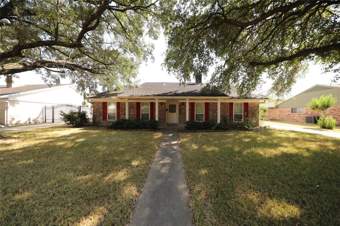 9231 Stroud Dr in Houston, TX - Building Photo