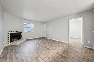 Villas de la Plaza in Austin, TX - Foto de edificio - Building Photo