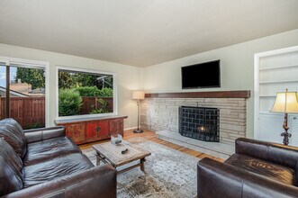16719 39th Pl NE in Lake Forest Park, WA - Building Photo - Building Photo