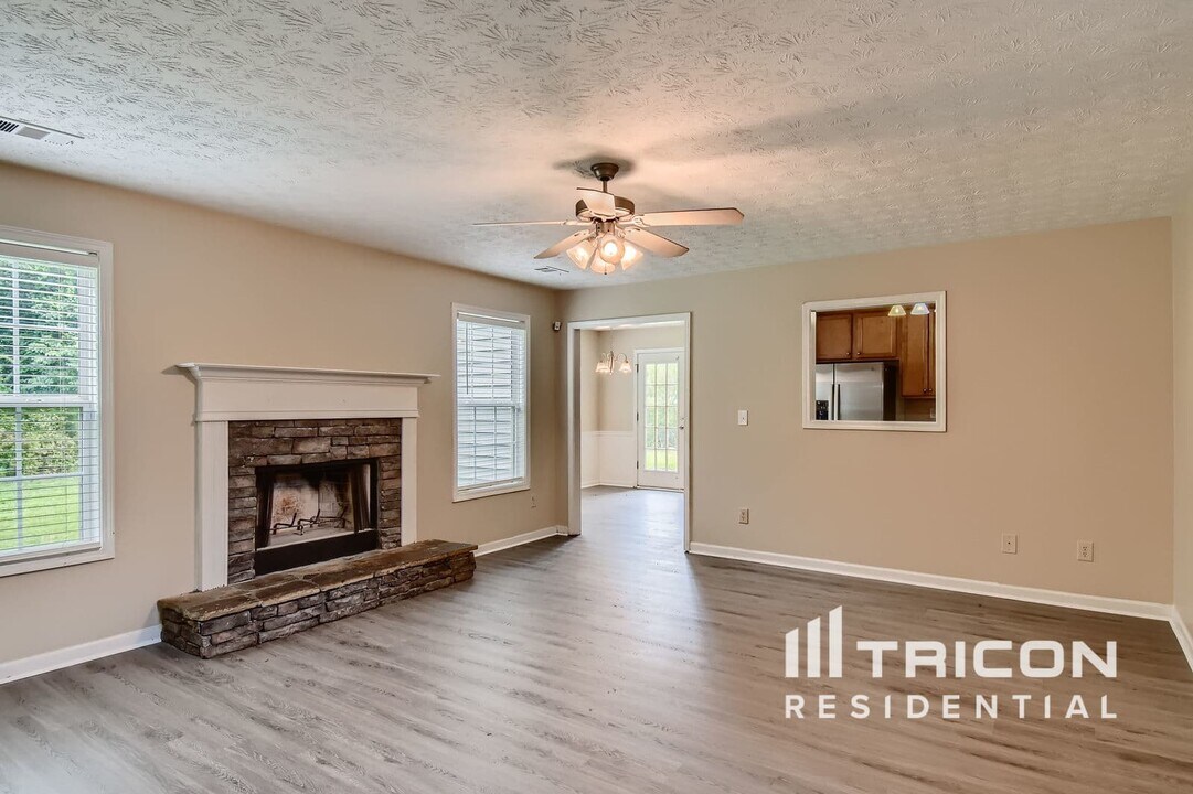 828 Redan Way in Locust Grove, GA - Building Photo