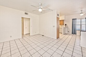 520 Arrowhead Trail in Henderson, NV - Building Photo - Building Photo