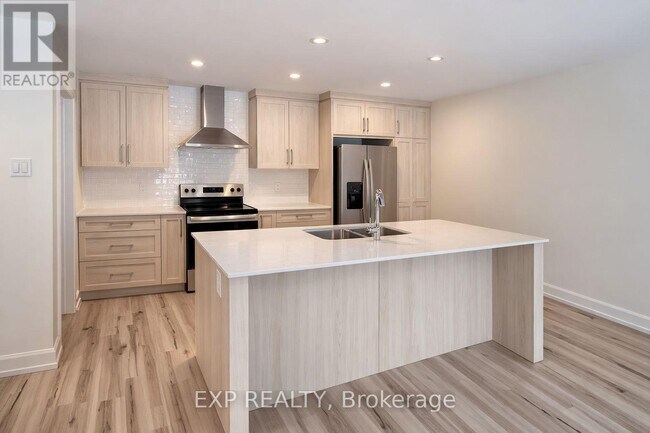 321 Voyageur Pl in Embrun, ON - Building Photo - Building Photo
