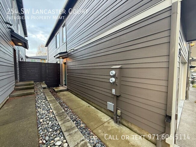 254 SW Lancaster Ct in Troutdale, OR - Building Photo - Building Photo