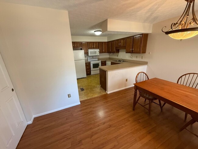 430 Williamsburg Ln NW in Lancaster, OH - Building Photo - Building Photo