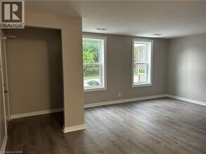 212 Queenston Rd in Cambridge, ON - Building Photo - Building Photo