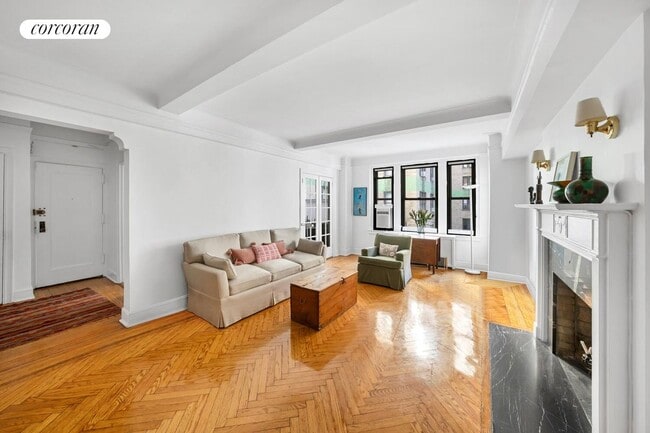 210 E 68th St in New York, NY - Foto de edificio - Building Photo