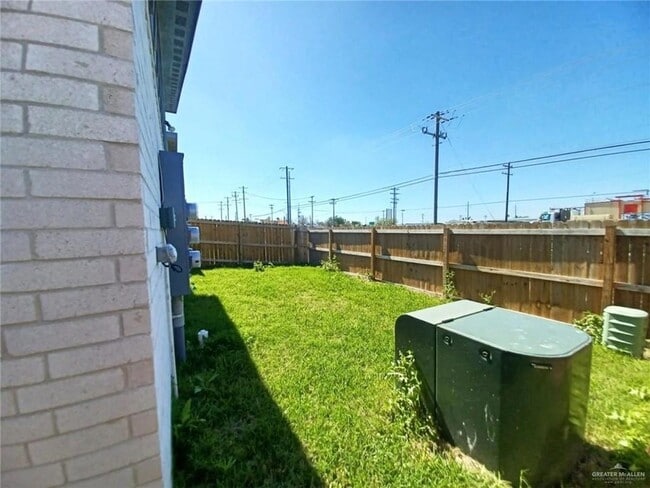 1630 Playa Dr, Unit 2 in Weslaco, TX - Building Photo - Building Photo