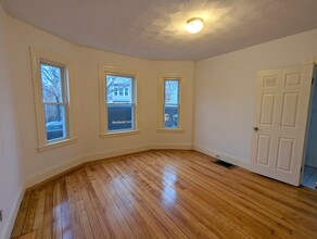 87 Marshall St, Unit 1 in Medford, MA - Building Photo - Building Photo