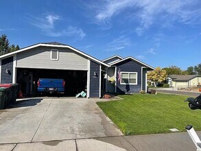 1100 W Newport Ct in Meridian, ID - Building Photo - Building Photo