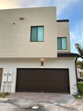 8118 NW 42nd St in Doral, FL - Building Photo - Building Photo