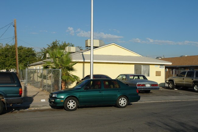 2553 Ellis St in North Las Vegas, NV - Foto de edificio - Building Photo