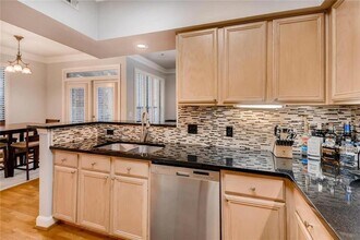 3777 Peachtree Rd NE, Unit 1324 in Atlanta, GA - Building Photo - Building Photo
