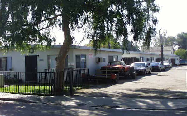 910-916 Easton St in Placentia, CA - Foto de edificio