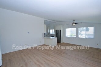 285 Grandview Cir in Camarillo, CA - Building Photo - Building Photo