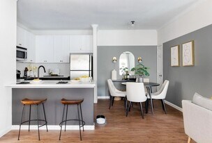 8800 US-290 in Austin, TX - Building Photo