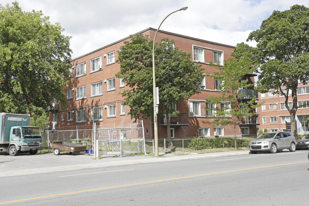 6565 Sherbrooke Rue O in Montréal, QC - Building Photo