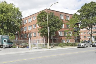 6525 W Sherbrooke Rue O in Montréal, QC - Building Photo - Building Photo