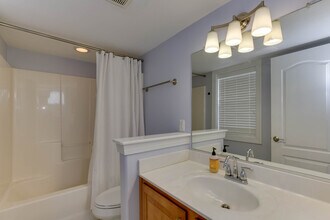 4815 Lake Dr in Virginia Beach, VA - Building Photo - Building Photo