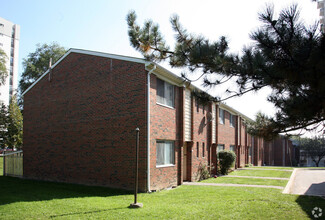 Fairway Place Townhomes in Toronto, ON - Building Photo - Building Photo