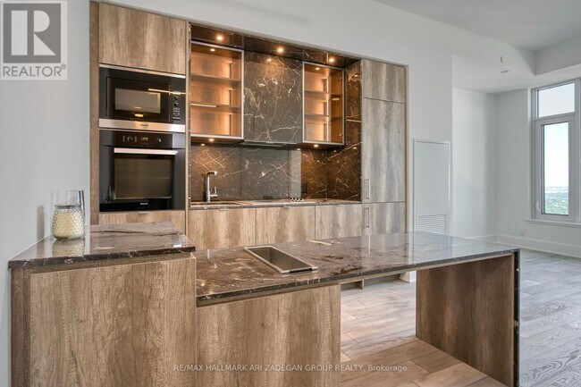 11-5811 Yorkville Ave in Toronto, ON - Building Photo - Building Photo