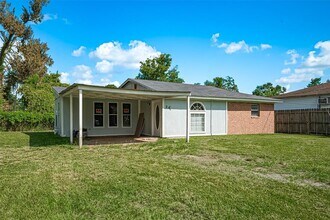 227 N Austin Dr in Angleton, TX - Building Photo - Building Photo
