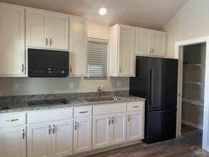 711 N 10th Ave in Pensacola, FL - Building Photo - Building Photo