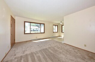 W166N9108 Grand Ave, Unit 3 in Menomonee Falls, WI - Building Photo