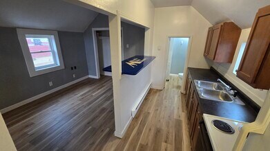 37 1st Ave SE, Unit 4 in Mayville, ND - Foto de edificio - Building Photo