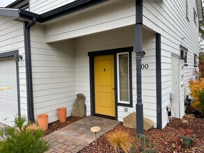 100 McCully Ln in Jacksonville, OR - Building Photo - Building Photo