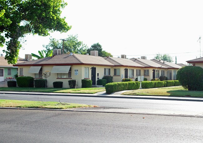 2434-2450 N 1st St in Fresno, CA - Foto de edificio - Building Photo