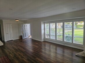 3250 Lowry Rd, Unit 3250 Lowry Road in Los Angeles, CA - Foto de edificio - Building Photo