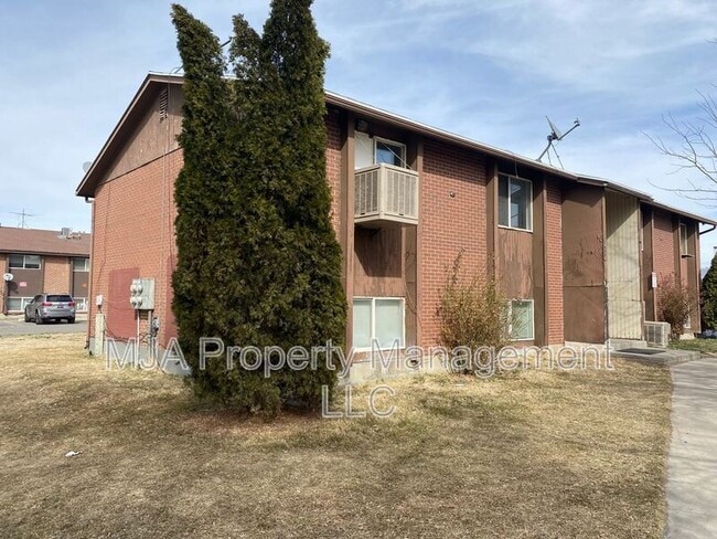2517 S Lakecrest St in West Valley City, UT - Building Photo - Building Photo
