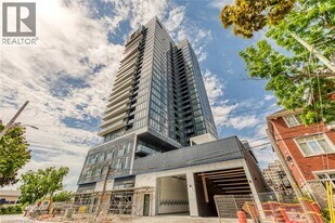 370 Martha St in Burlington, ON - Building Photo