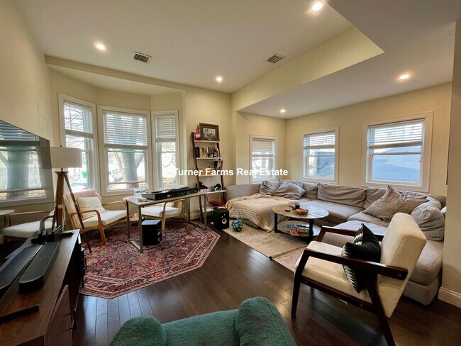10 Marion St, Unit 1 in Medford, MA - Foto de edificio - Building Photo