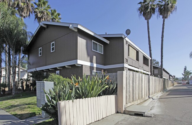 1915 E Grand Ave in Escondido, CA - Foto de edificio - Building Photo