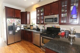 2439 W Homer St, Unit J02P in Chicago, IL - Building Photo - Building Photo