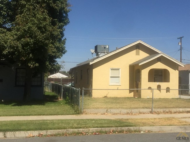 808 Washington Ave in Bakersfield, CA - Foto de edificio - Building Photo