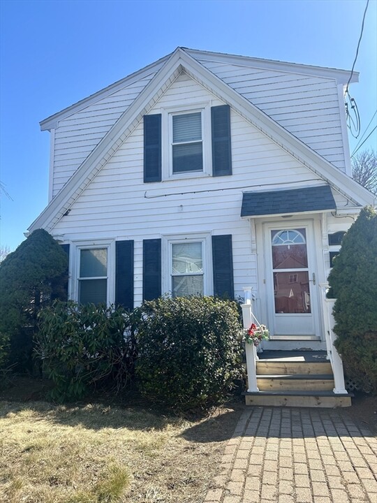 64 Lake St in Weymouth, MA - Building Photo