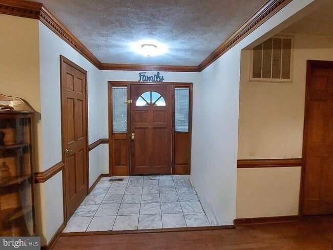 311 Yorktown Blvd in Locust Grove, VA - Foto de edificio - Building Photo