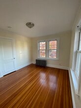 1376 Smith St, Unit 2 in North Providence, RI - Foto de edificio - Building Photo