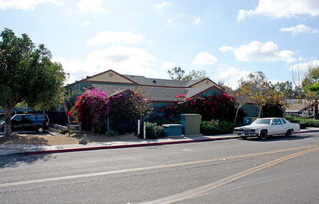 363-379 Autumn Dr in San Marcos, CA - Foto de edificio - Building Photo