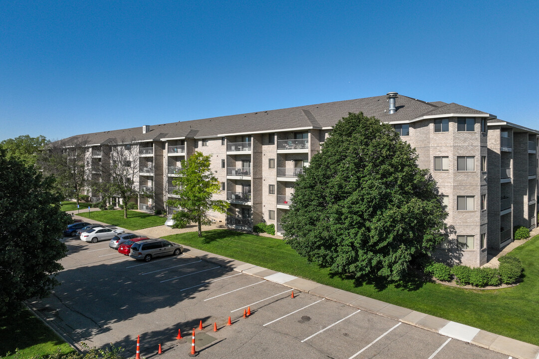 Kingston Green Apartments, East Building in Apple Valley, MN - Building Photo